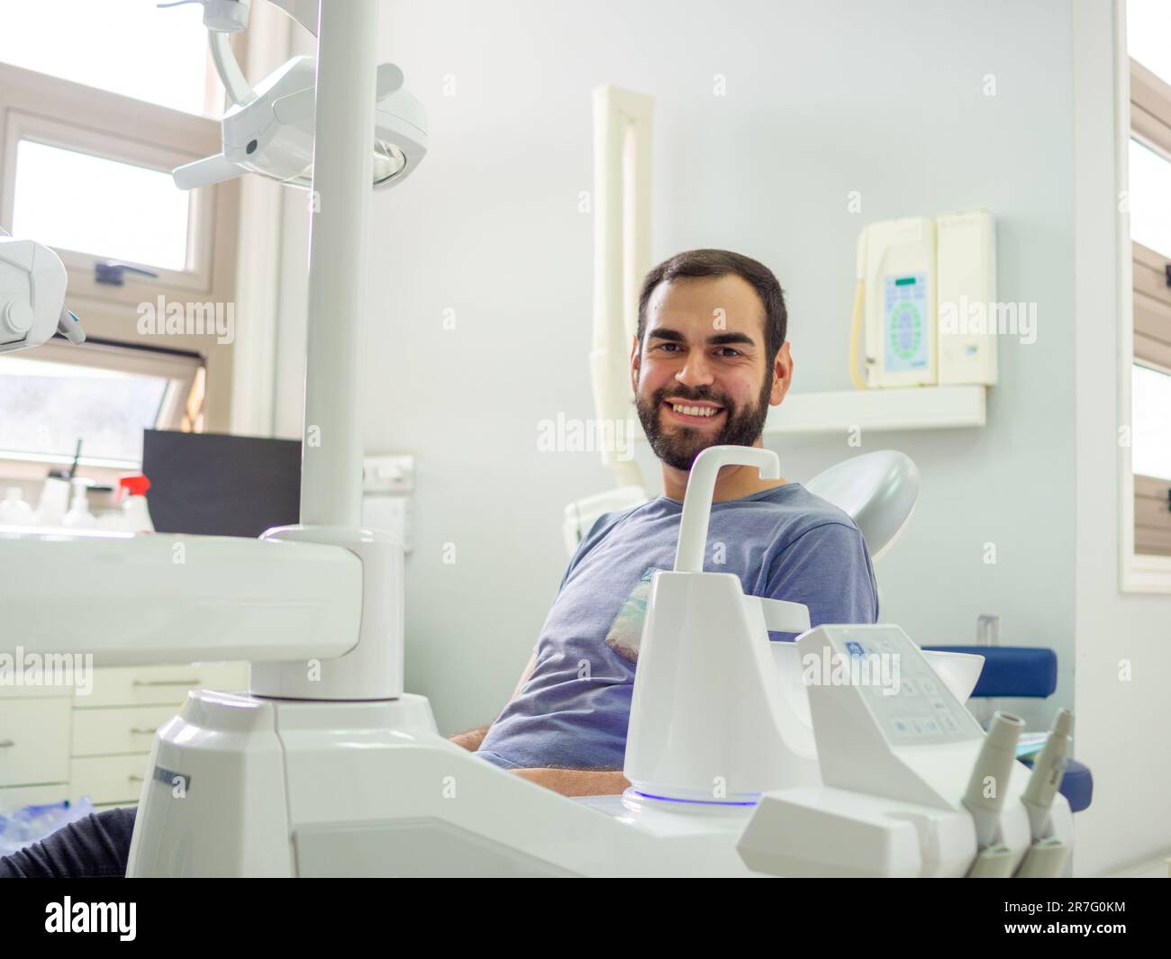 Jeune patient assis sur une chaise de dentiste en clinique dentaire attendant le dentiste Banque D'Images