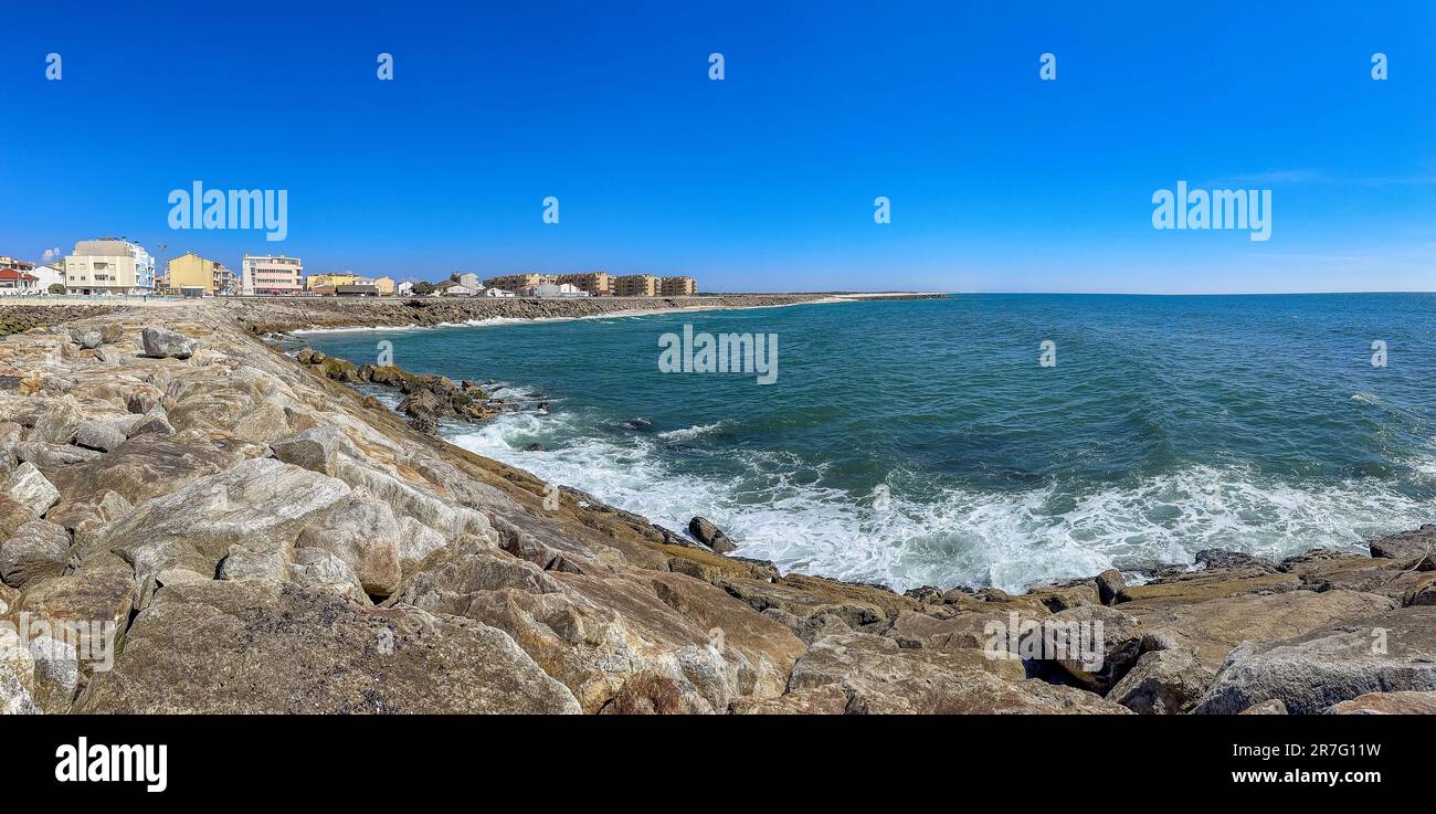 Plage de Furadouro à Ovar. Ces dernières années, il a perdu presque tout le sable de la plage qu'il avait. Banque D'Images