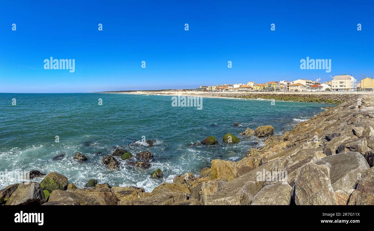 Plage de Furadouro à Ovar. Ces dernières années, il a perdu presque tout le sable de la plage qu'il avait. Banque D'Images