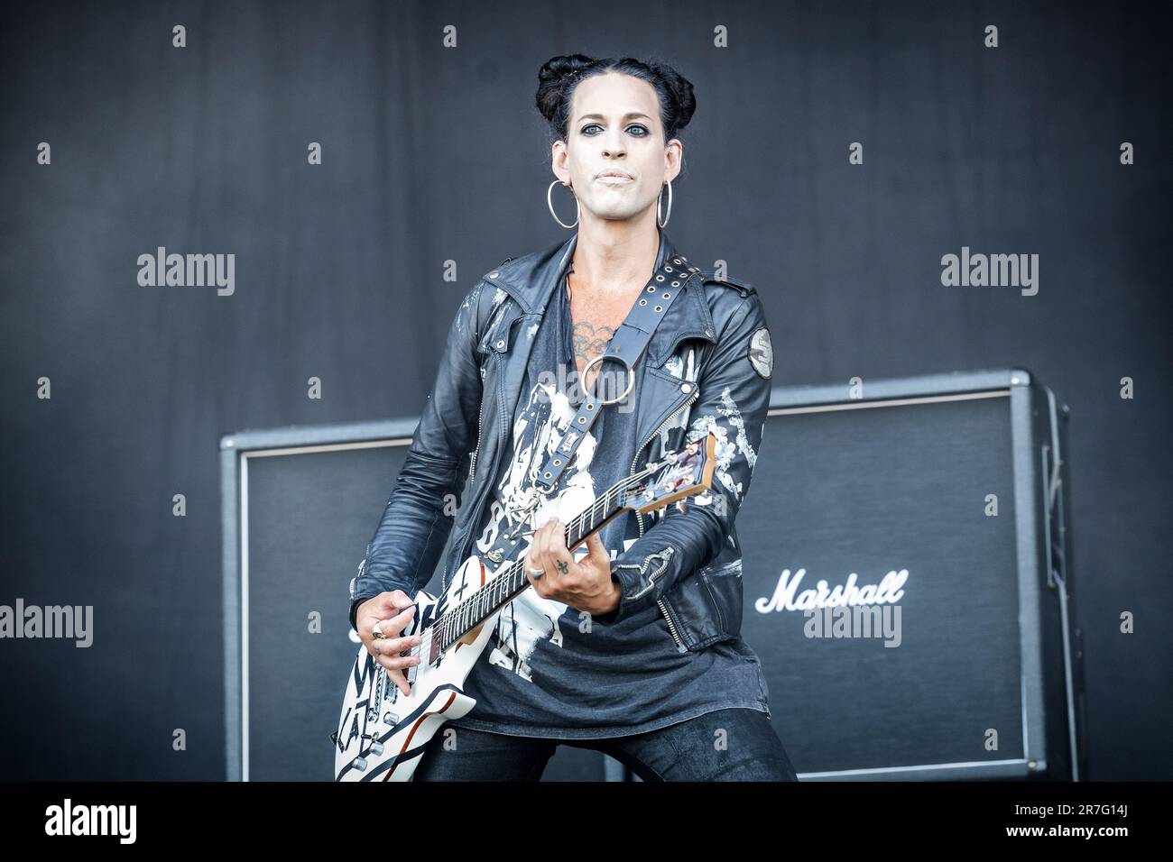 Solvesborg, Suède. 07th, juin 2023. Le groupe suédois de métaux industriels Deathstars donne un concert en direct pendant le festival de musique suédois Sweden Rock Festival 2023 à Solvesborg. Ici, le guitariste Cat Casino est vu en direct sur scène. (Crédit photo: Gonzales photo - Terje Dokken). Banque D'Images