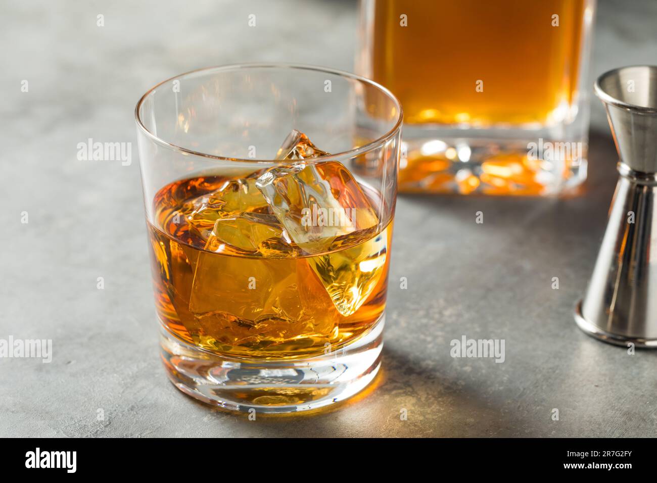Le whisky Bourbon rafraîchissant sur les rochers est prêt à boire Banque D'Images