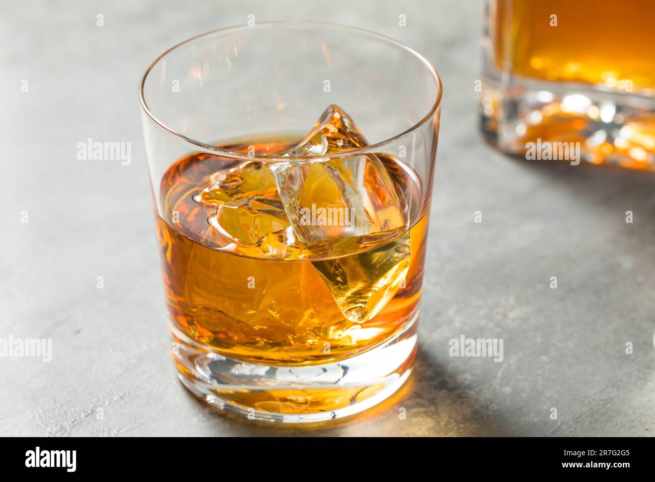 Le whisky Bourbon rafraîchissant sur les rochers est prêt à boire Banque D'Images