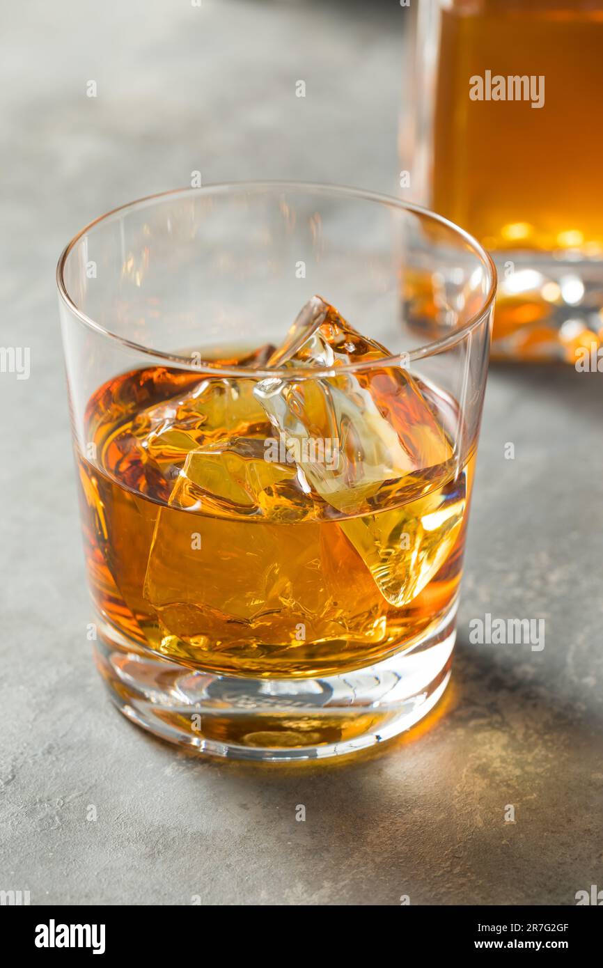 Le whisky Bourbon rafraîchissant sur les rochers est prêt à boire Banque D'Images