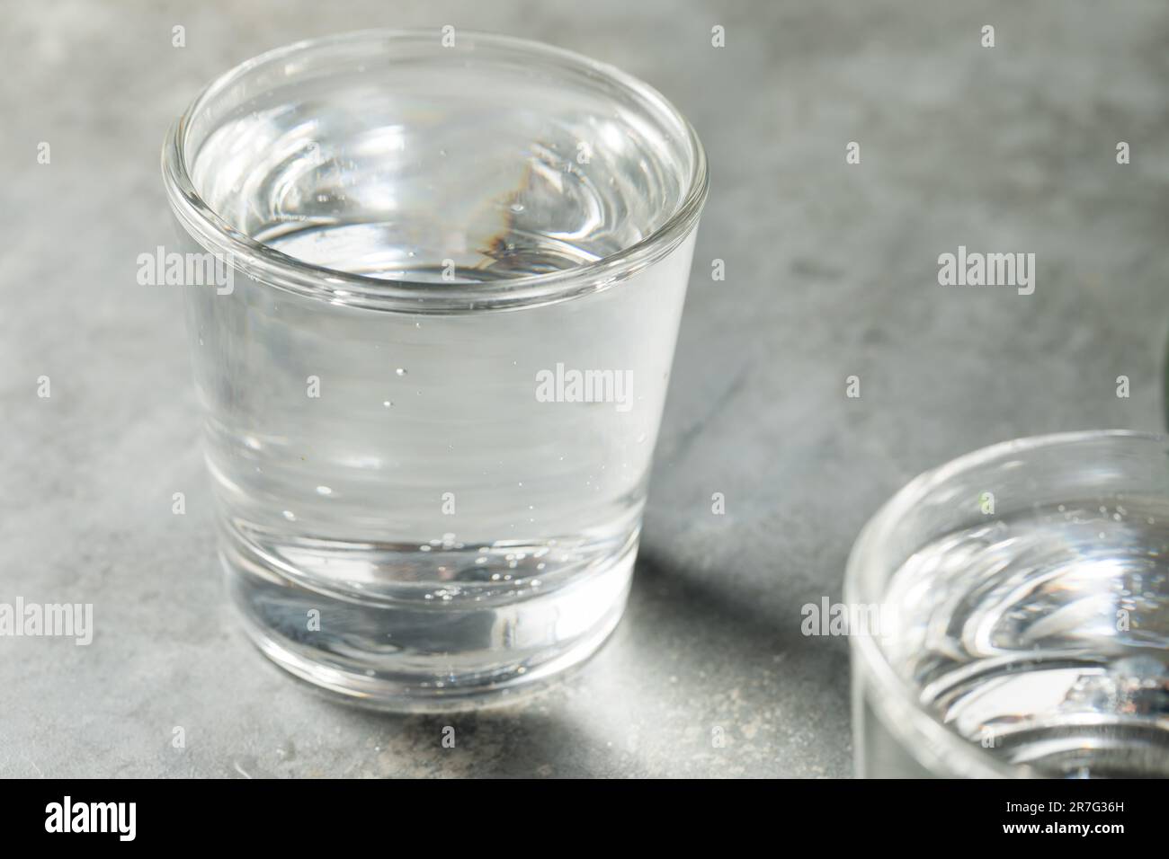 Eau minérale gazeuse froide et rafraîchissante dans un verre Banque D'Images