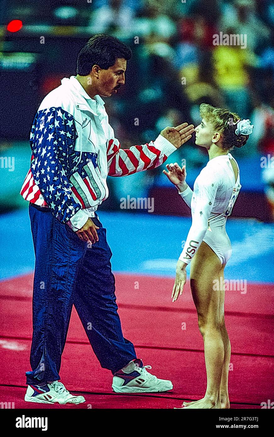 Shannon Miller (États-Unis) avec l'entraîneur Steve Nunno pendant la gymnastique individuelle artistique des femmes tout autour aux Jeux d'été d'Olymic 1992. Banque D'Images