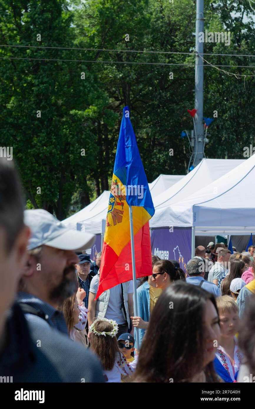 Les moldaves se tiennent dans le centre-ville de Chisinau, en Moldavie pour célébrer la Journée de l'Europe et manifester leur solidarité avec l'Europe et leur soutien à l'adhésion à l'UE Banque D'Images