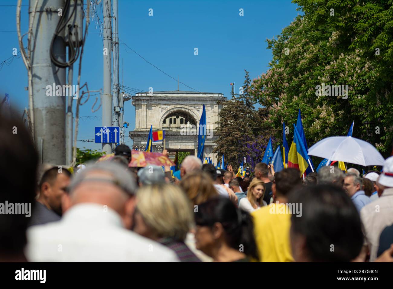 Les moldaves se tiennent dans le centre-ville de Chisinau, en Moldavie pour célébrer la Journée de l'Europe et manifester leur solidarité avec l'Europe et leur soutien à l'adhésion à l'UE Banque D'Images