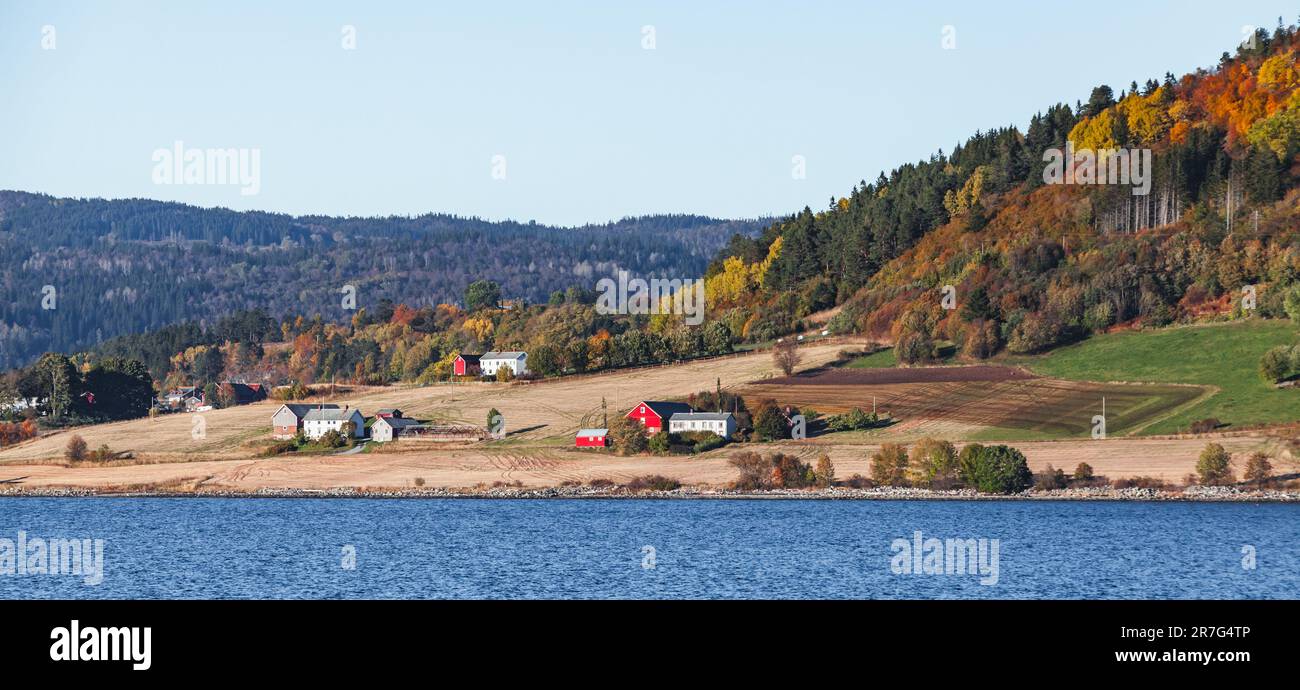 Campagne norvégienne, photo de paysage avec maisons en bois sur la côte rocheuse, photo panoramique Banque D'Images