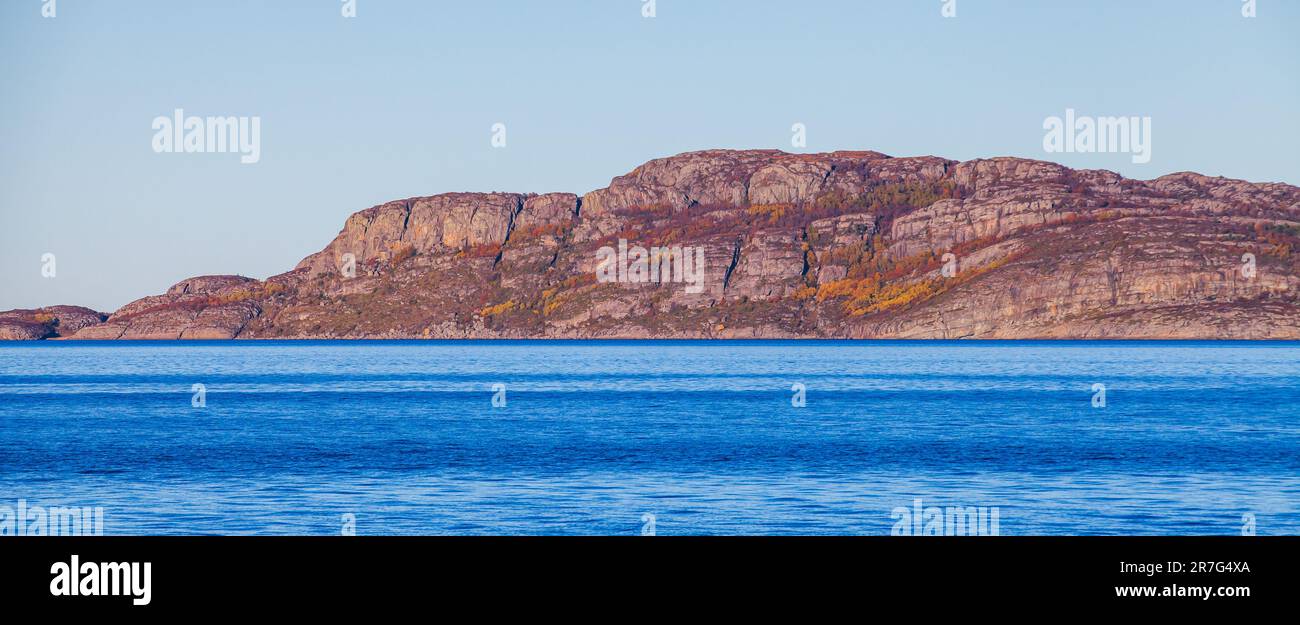 Montagnes rocheuses côtières. Paysage de la côte de la mer de Norvège, photo panoramique prise par une journée ensoleillée Banque D'Images