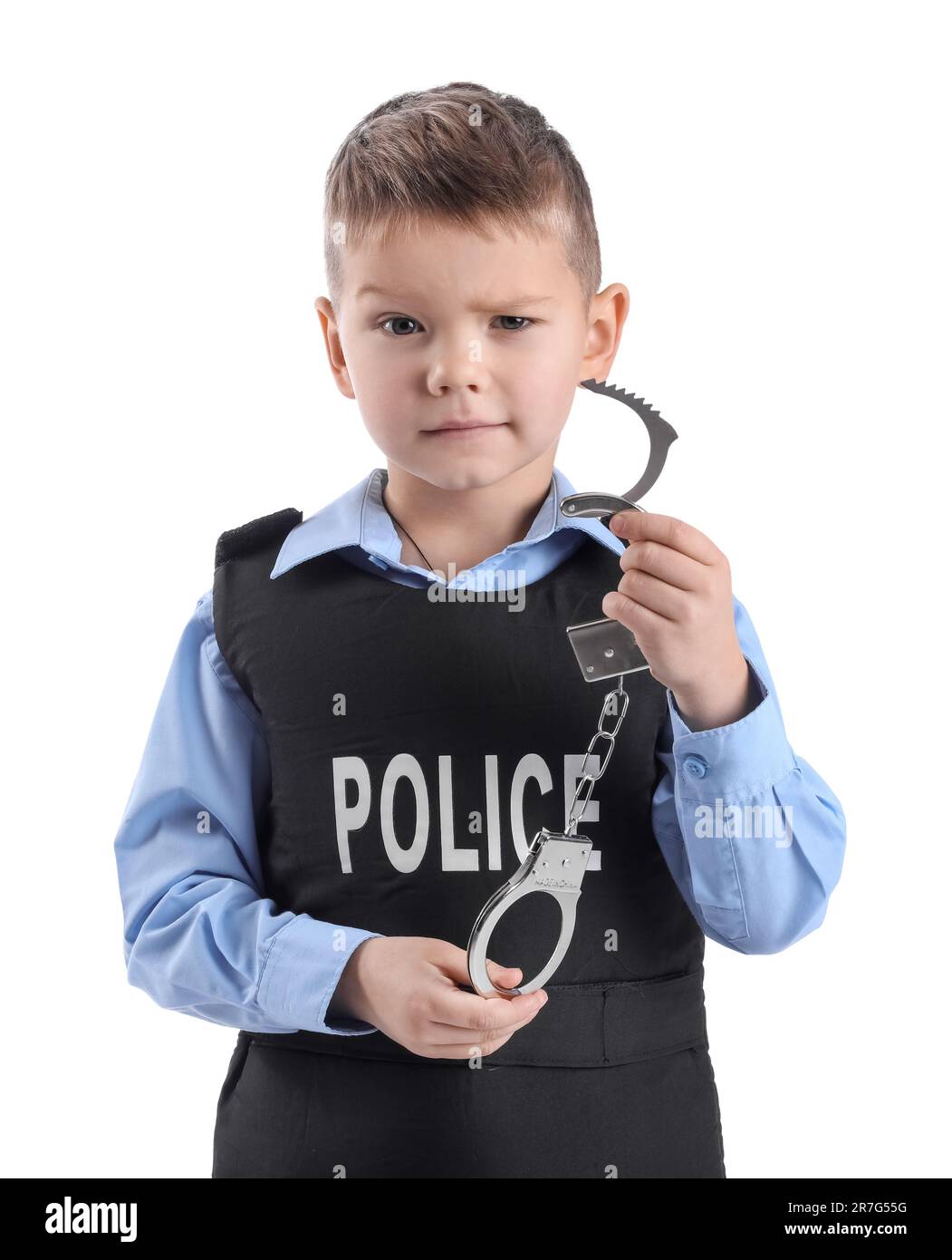 Drôle petit policier avec menottes sur fond blanc Banque D'Images