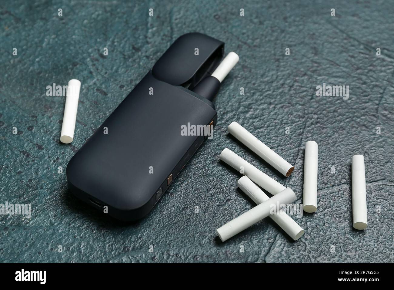 Cigare électronique moderne avec bâtons sur table de grunge sombre Photo  Stock