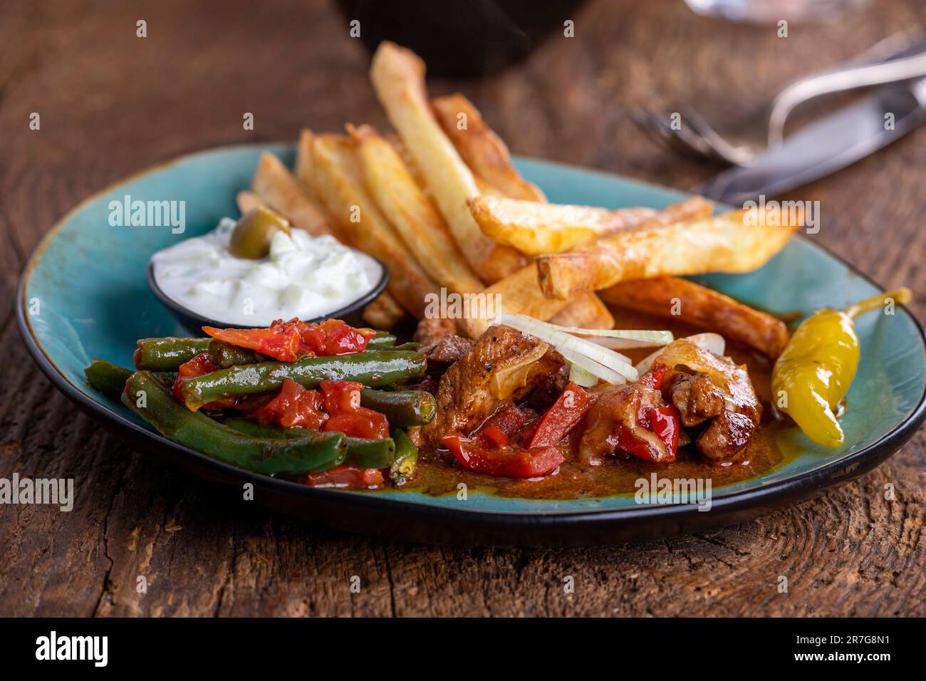 gyros grecs avec sauce metaxa et frites Banque D'Images