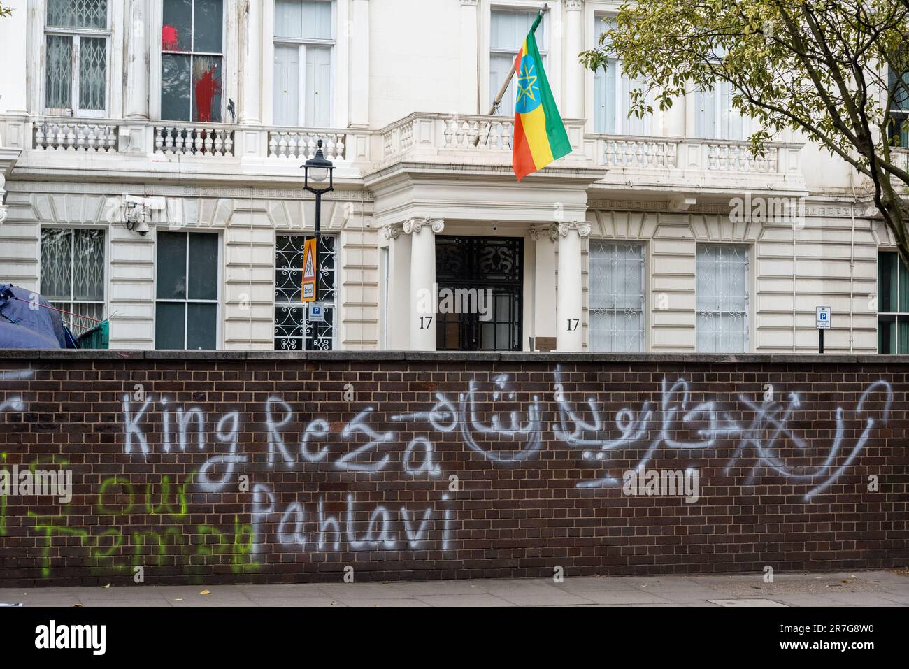 Graffiti à l'extérieur de l'ambassade de la République islamique d'Iran, Londres, protestant en faveur du peuple kurde. Référence du roi Mohammad Reza Pahlavi Banque D'Images