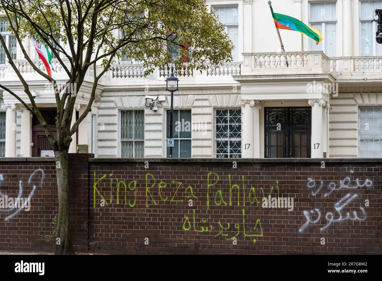 Graffiti à l'extérieur de l'ambassade de la République islamique d'Iran, Londres, protestant en faveur du peuple kurde. Référence du roi Mohammad Reza Pahlavi Banque D'Images