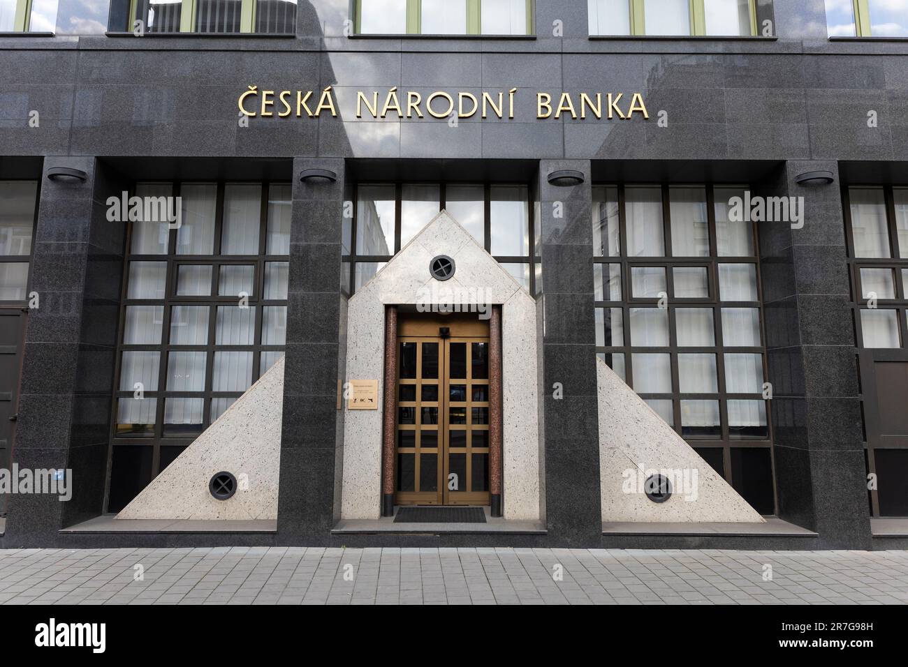 Ceska narodni banka (banque nationale tchèque), Ostrava, République tchèque, Tchéquie - 3 avril 2023: Banque centrale et de réserve. Porte d'entrée du bâtiment, sym Banque D'Images