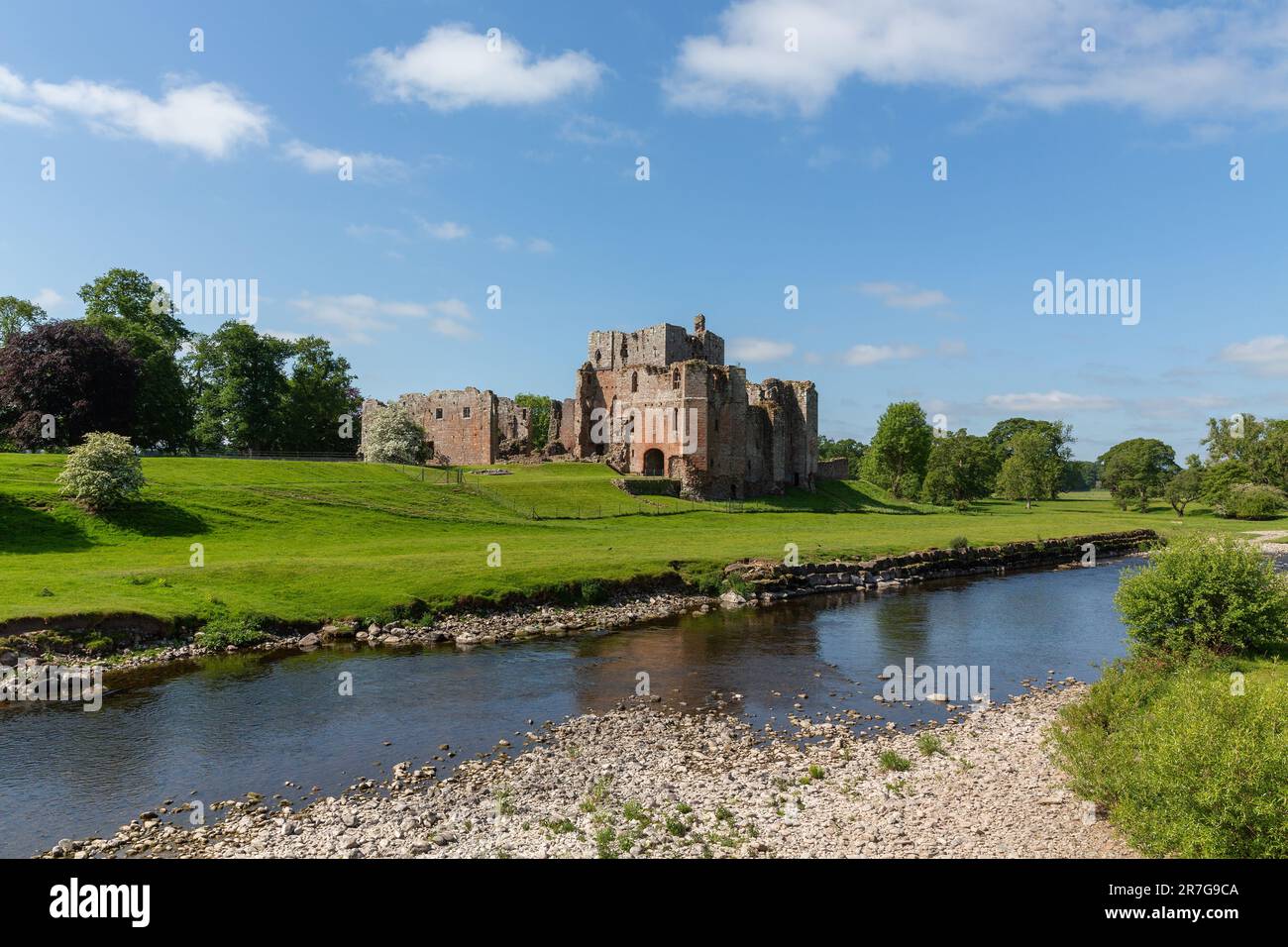La ruine du château de Brougham près de Penrith en Cumbria. Belle vue le jour de l'été. Banque D'Images