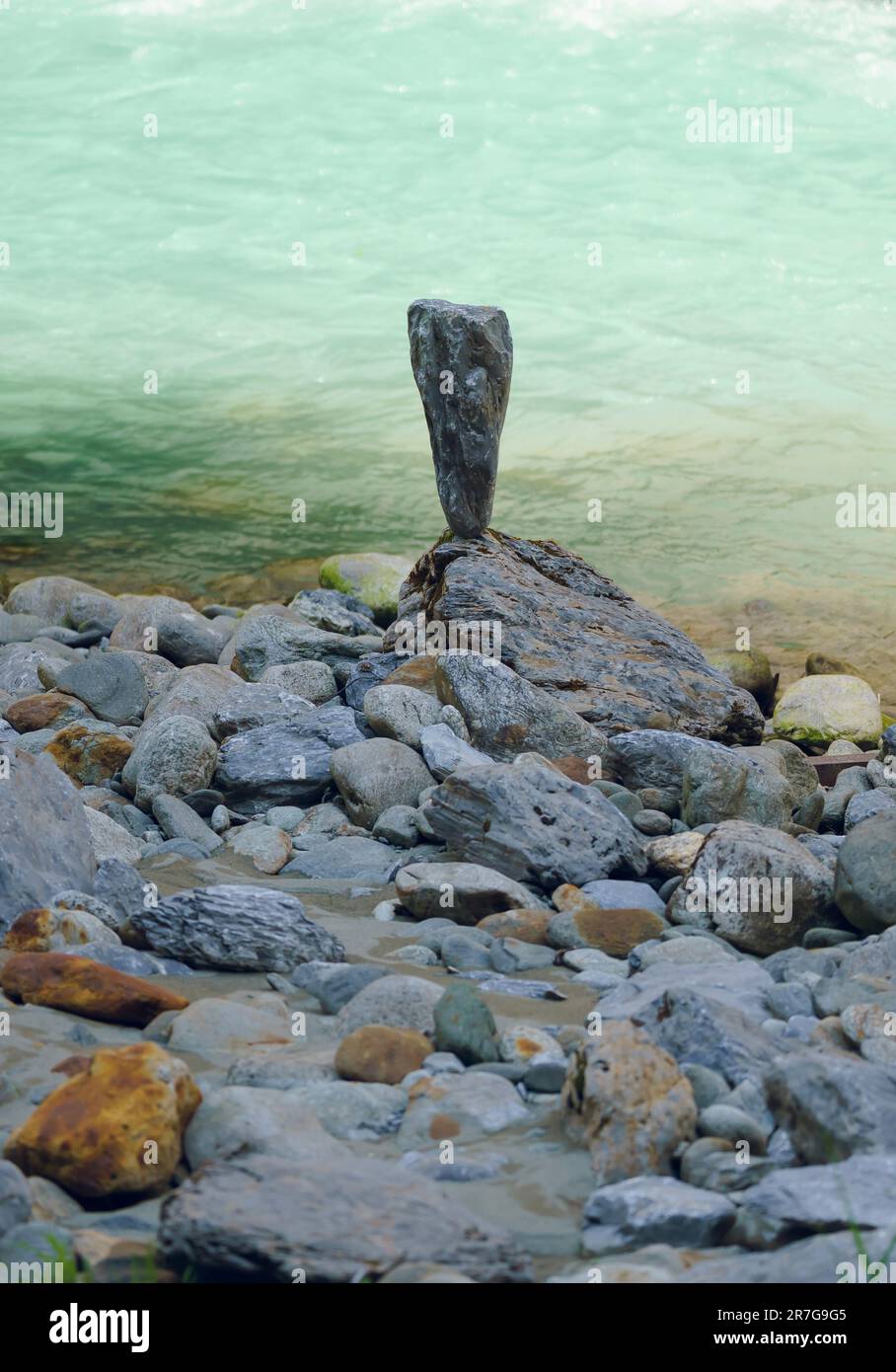 Pierres empilées au bord de la rivière Banque D'Images