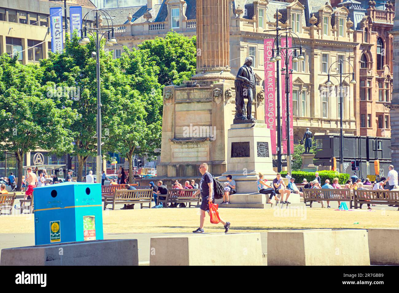 Glasgow, Écosse, Royaume-Uni 15th juin 2023. Météo au Royaume-Uni : les touristes et les habitants apprécient le centre-ville. George Square avec son contrôle de la circulation bloque crédit Gerard Ferry/Alay Live News Banque D'Images