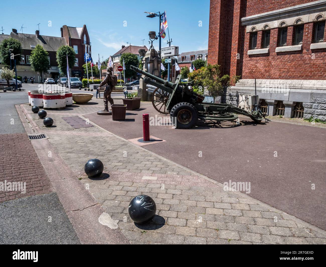 L'image est de la mémoire de la première Guerre mondiale à l'extérieur du musée et de l'église de la basilique notre-Drie de Brebières sur la place Albert Banque D'Images