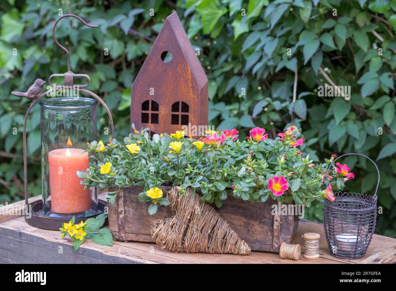 aménagement de jardin rustique avec des pourriture dans de vieux moule en brique et des lanternes Banque D'Images