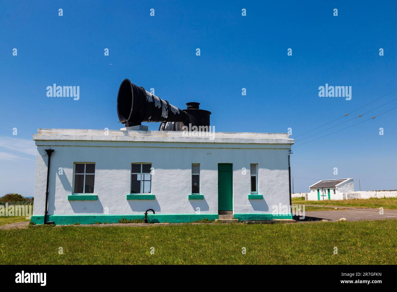 Foghorn et bâtiment abritant le mécanisme, Nash point Lighthouse, Glamorgan, pays de Galles, Royaume-Uni Banque D'Images