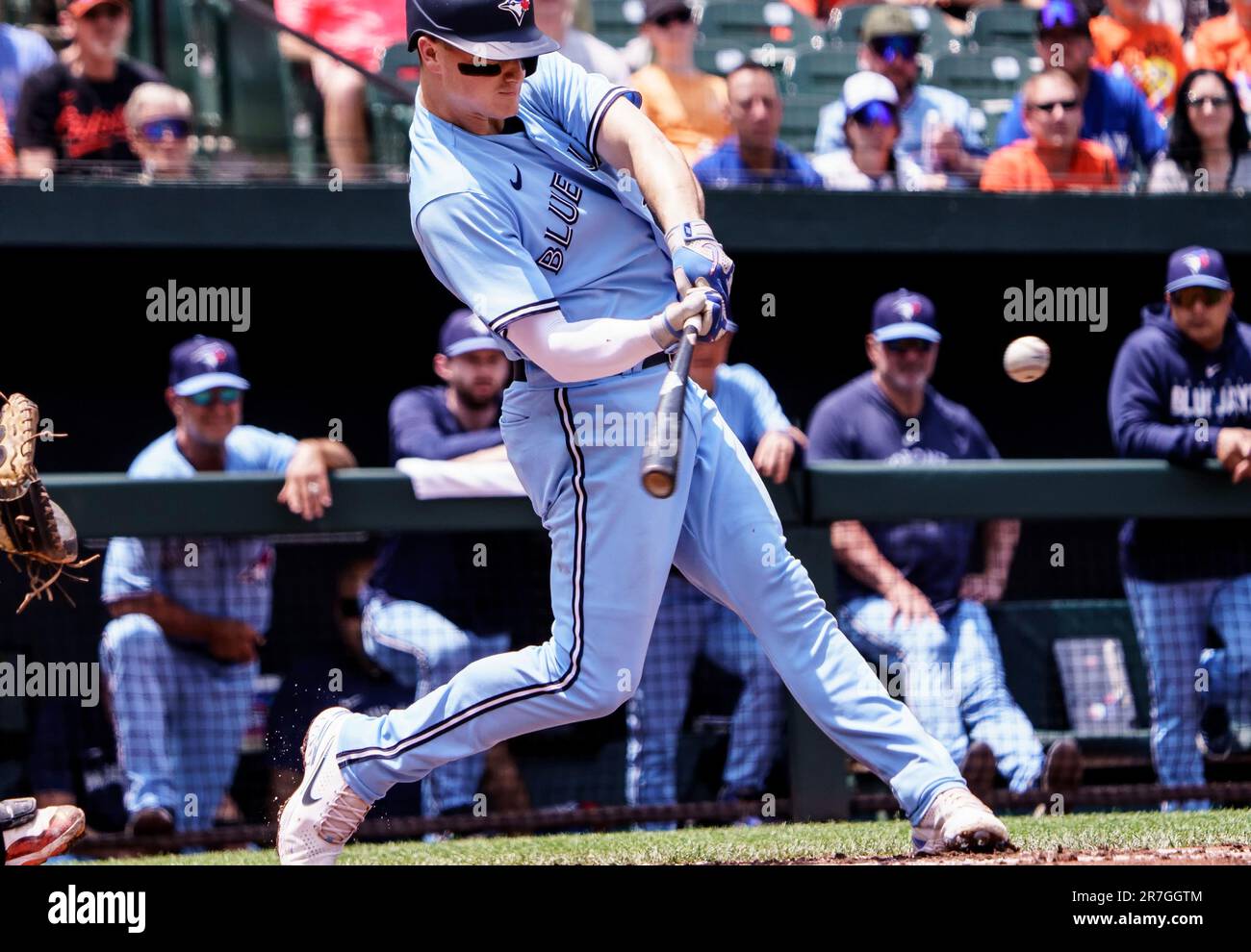 Baltimore, États-Unis. 15th juin 2023. BALTIMORE, MD - 15 JUIN : le troisième bassiste des Blue Jays de Toronto Matt Chapman (26) prend contact lors d'un match de MLB entre les Orioles de Baltimore et les Blue Jays de Toronto, sur 15 juin 2023, au parc Orioles à Camden yards, à Baltimore, Maryland. (Photo de Tony Quinn/SipaUSA) crédit: SIPA USA/Alay Live News Banque D'Images