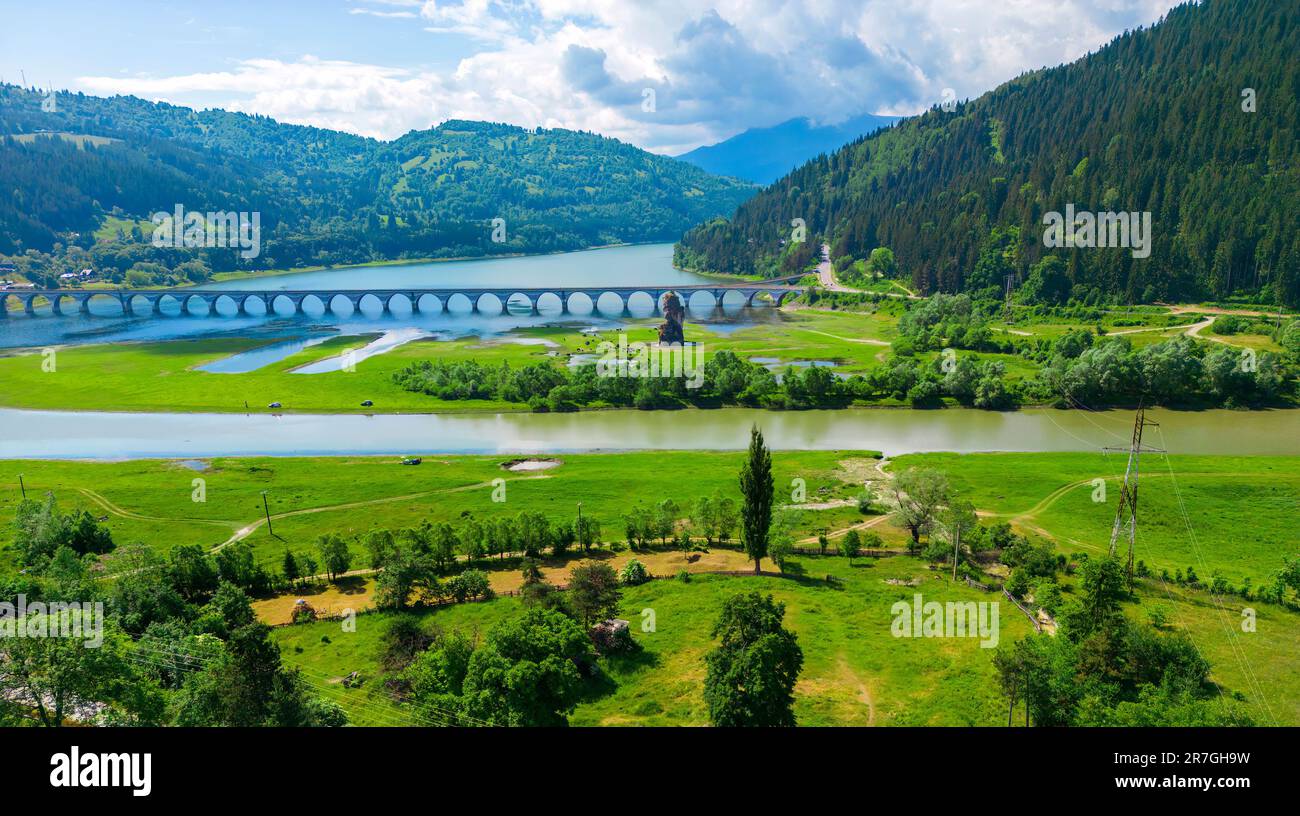lac et viaduc (pont de Poiana Largului en Roumanie) Banque D'Images