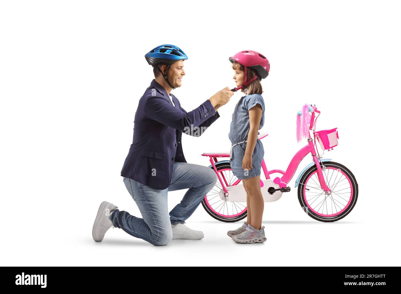 Père et fille mettant des casques et se préparer à une balade à vélo isolée sur fond blanc Banque D'Images