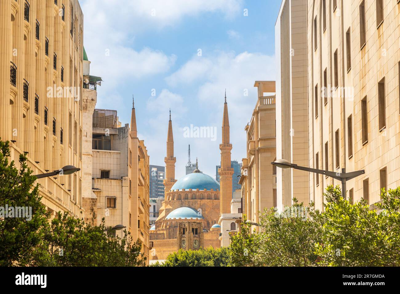 Vieux Beyrouth centre-ville étroite rue architecture avec des bâtiments et la mosquée Al Amin en arrière-plan, Liban Banque D'Images