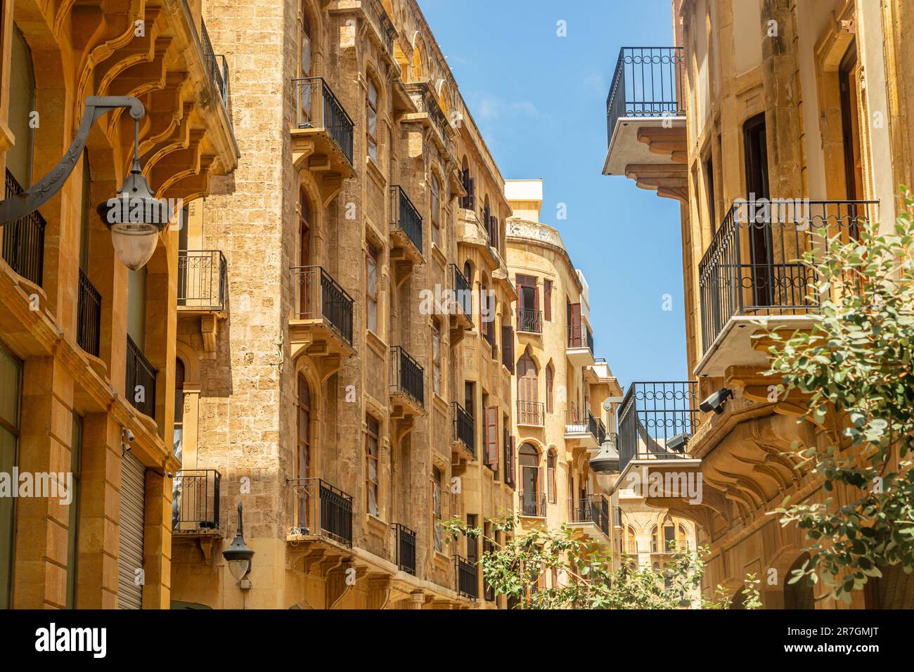 Vieille ville de Beyrouth centre-ville étroite architecture de rue avec des bâtiments et des lumières de rue, Liban Banque D'Images