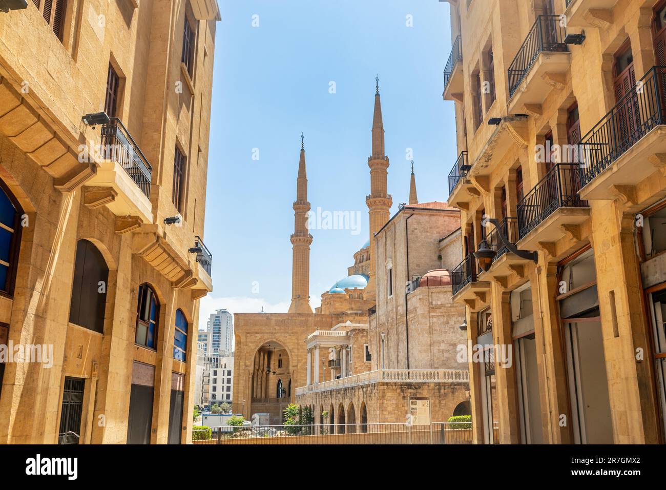 Vieux Beyrouth centre-ville étroite rue architecture avec des bâtiments et la mosquée Al Amin en arrière-plan, Liban Banque D'Images