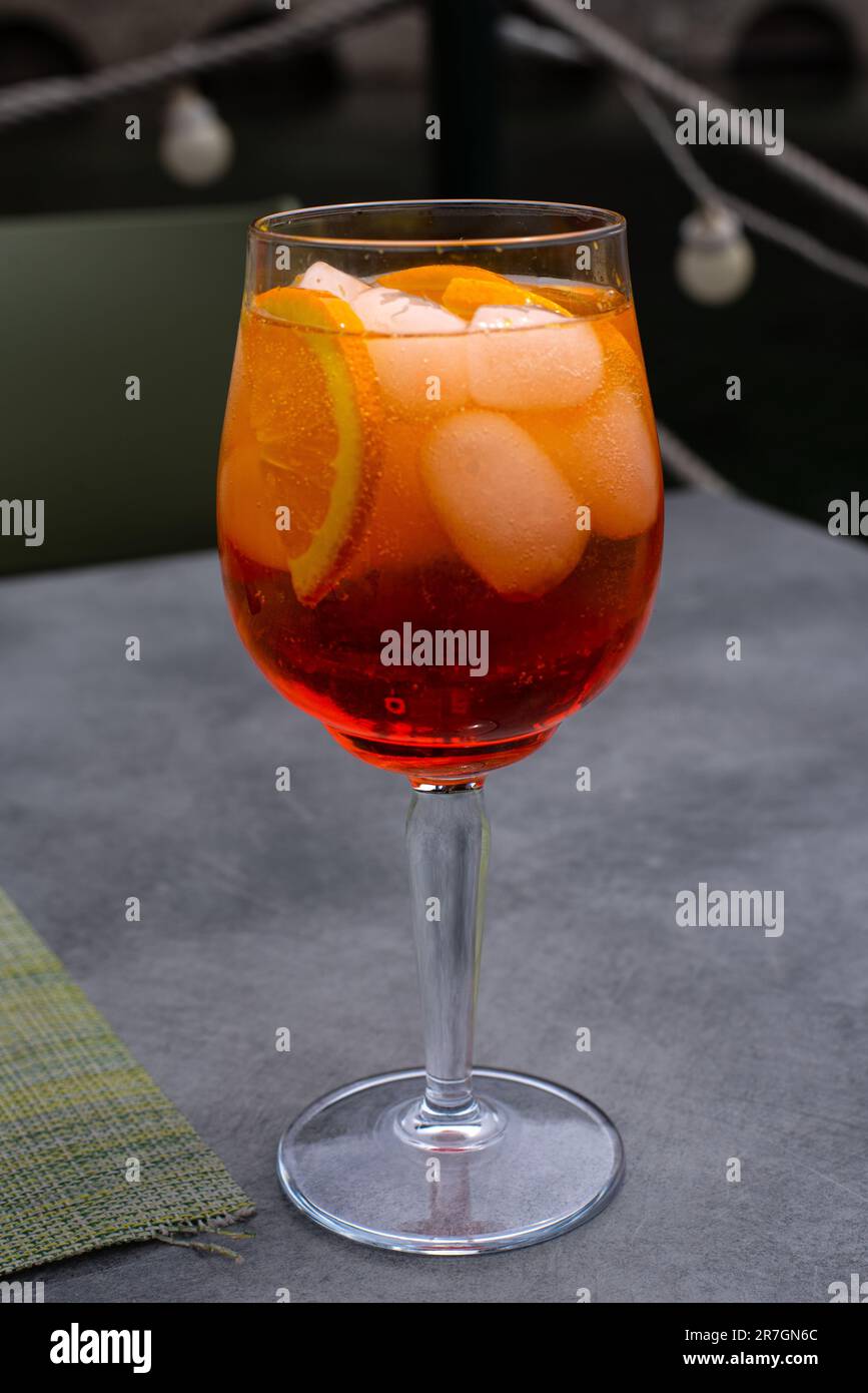 Gros plan du verre avec Spritz. Cocktail de couleur orange, glaçons et tranches de fruits orange. Boissons alcoolisées au bar. Aperol Banque D'Images