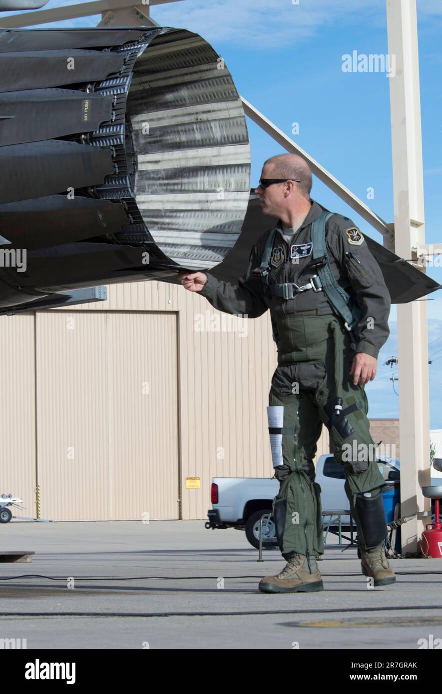 Le lieutenant-colonel Martin Meyer, directeur des essais en vol au sein du groupe de maintenance et de régénération aérospatiales, inspecte un faucon F-16 reconstruit, avant qu'il ne vole l'avion jusqu'à Cecil Field, Jacksonville, FL., pour être modifié en une cible aérienne sans pilote QF-16. (É.-U. Photo de la Force aérienne par Tech. Sgt. Perry Aston) la cible aérienne complète QF-16 (FSAT) a été développée par Boeing pour l'US Air Force (USAF). C'est une plate-forme modifiée de l'avion F-16 vieillissant, retiré du service de l'USAF. La FSAT permet aux combattants américains d'évaluer les armes et tactiques nouvellement développées. Banque D'Images