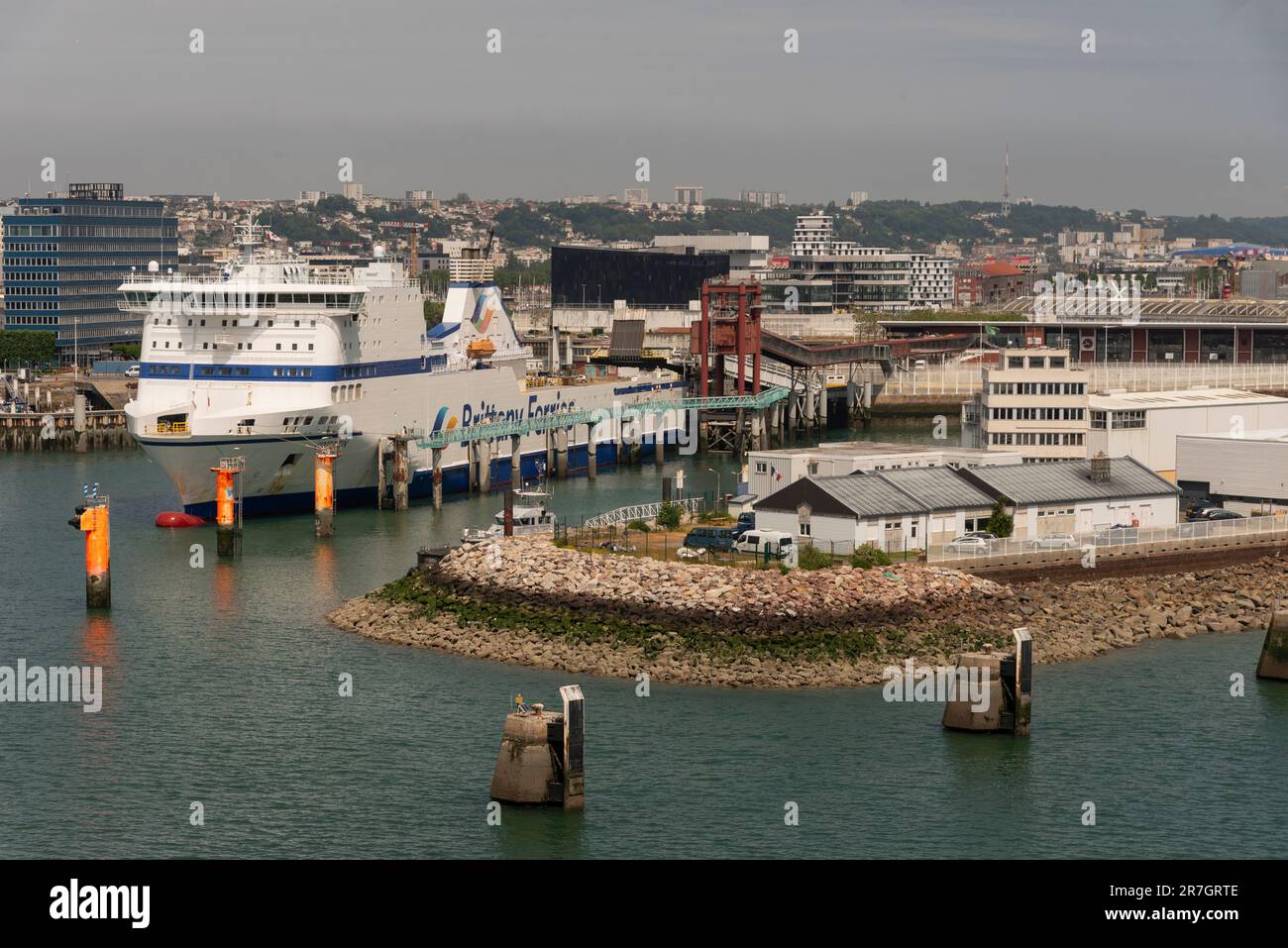 Le Havre, Nord de la France, Europe. 2023. Ferry de décollage avec pont ouvert ancré dans le port du Havre, France, Europe. Banque D'Images