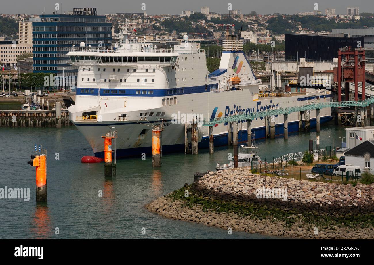 Le Havre, Nord de la France, Europe. 2023. Ferry de décollage avec pont ouvert ancré dans le port du Havre, France, Europe. Banque D'Images