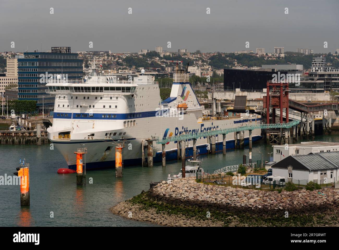 Le Havre, Nord de la France, Europe. 2023. Ferry de décollage avec pont ouvert ancré dans le port du Havre, France, Europe. Banque D'Images