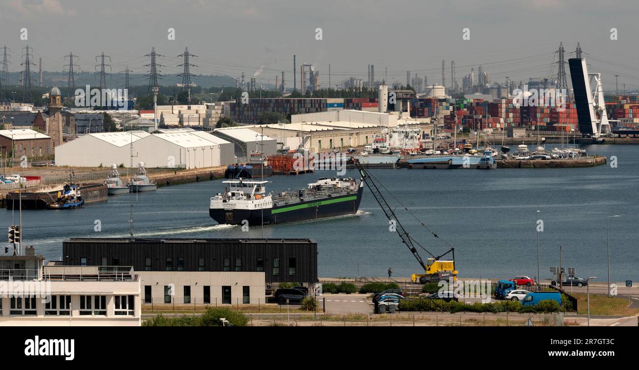 Le Harve, nord de la France, Europe. 2023. Navire-citerne intérieur avec propulsion hybride au départ du quai dans le port du Harve, dans le nord de la France. Banque D'Images