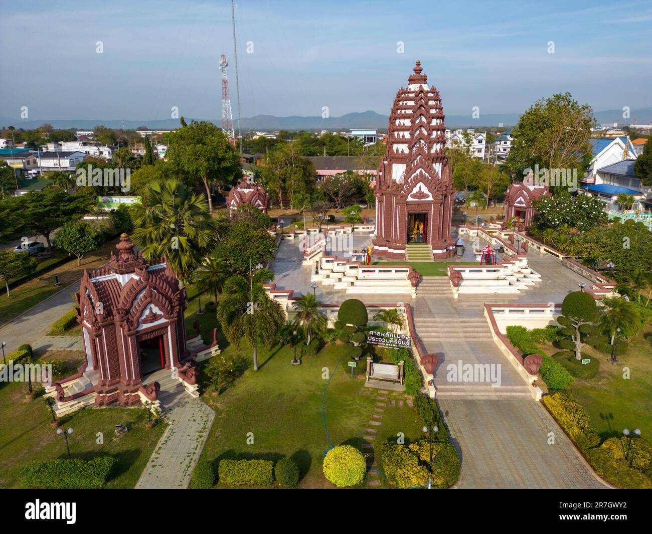 Prachuap Khiri Khan, Thaïlande - 6 février 2023: Vue extérieure du sanctuaire du pilier de la ville à Prachuap Khiri Khan, Thaïlande. Construit dans la styl lop Buri Banque D'Images