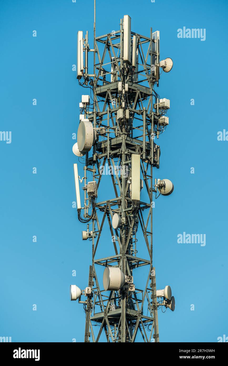 Tours de systèmes de diffusion et de communication de la télévision et du téléphone mobile. Abruzzes, Italie, Europe Banque D'Images
