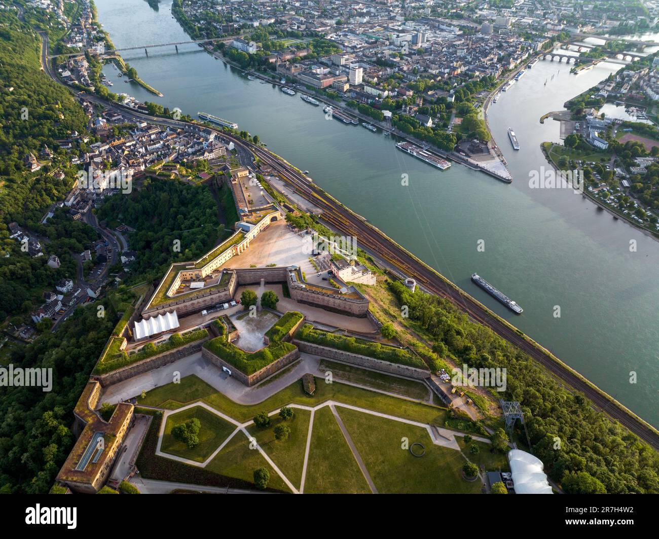 Drone prise aérienne de la forteresse d'Ehrenbreitstein sur le rhin à Koblenz en soirée, Rheinland-Pfalz, Allemagne Banque D'Images