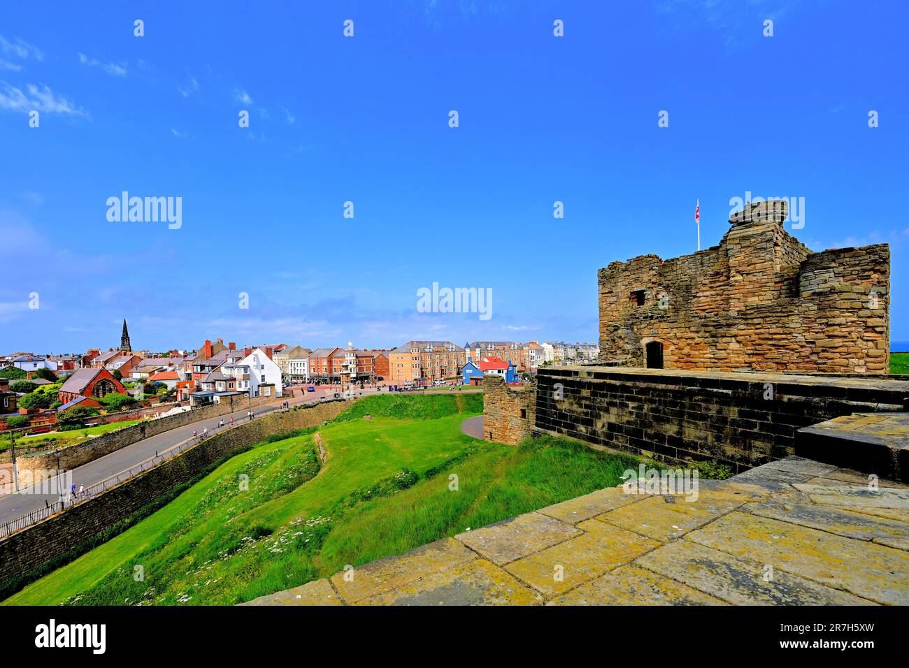 Tynemouth Front St et le château des remparts du château au-dessus de la jolie baie du roi Edwards Banque D'Images