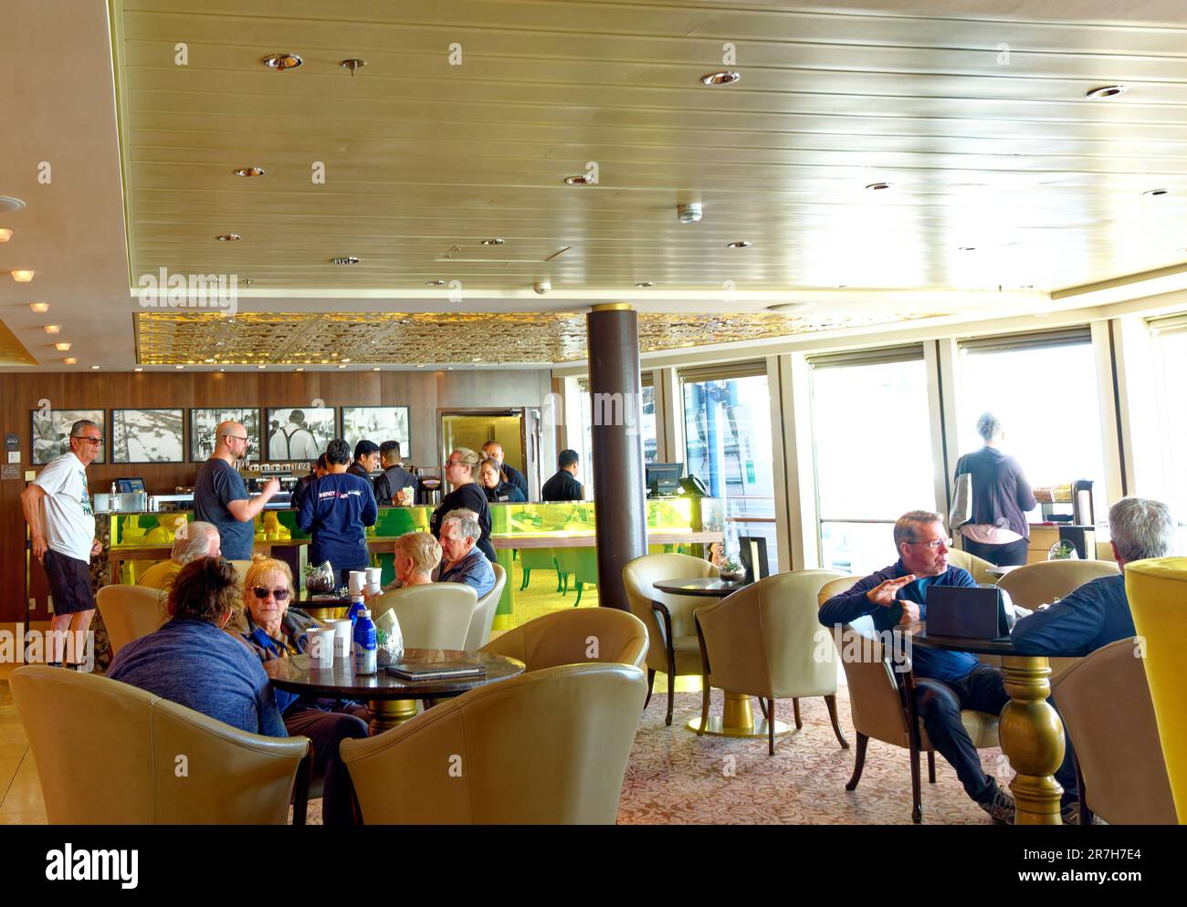 MIAMI, FLORIDE - 24 avril 2023: . Des activités et des lieux novateurs comme des bibliothèques, des bars, des buffets frais et des activités de plein air attirent de nouveaux, et ol Banque D'Images
