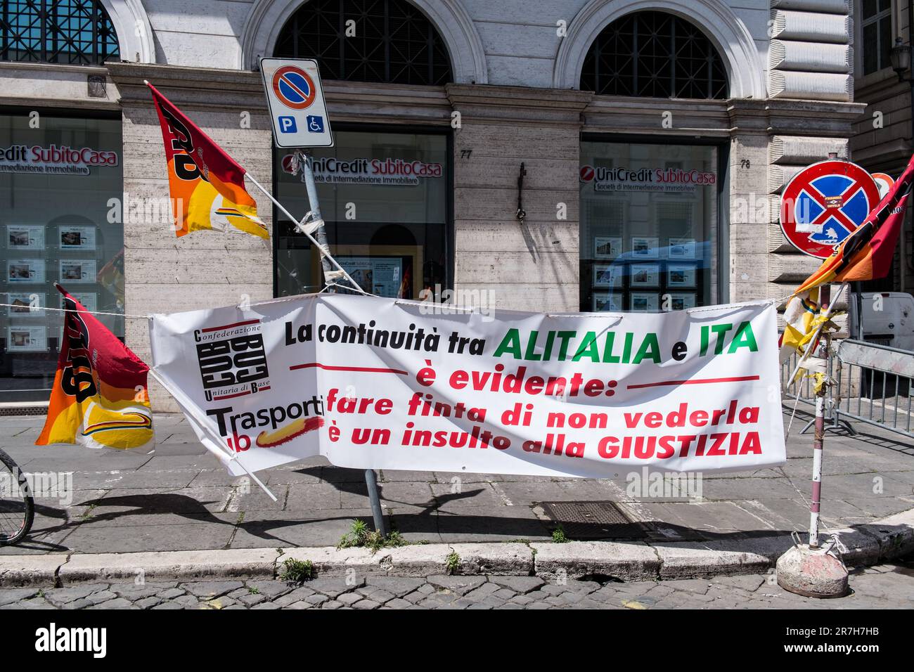 Rome, Italie, Italie. 15th juin 2023. Les travailleurs d'Alitalia, d'ITA, de Swissport et d'Atitech manifestent avec USB sur la Piazza Santi Apostoli, pour rappeler au gouvernement et aux politiciens que les engagements doivent être tenus et que nous ne pouvons prétendre que rien ne se passe devant les quelque 3500 travailleurs laissés en dehors du périmètre de l'ITA. (Credit image: © Andrea Ronchini/Pacific Press via ZUMA Press Wire) USAGE ÉDITORIAL SEULEMENT! Non destiné À un usage commercial ! Banque D'Images