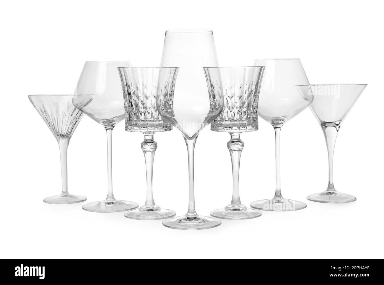 Verres à martini et à vin vides élégants isolés sur du blanc Banque D'Images