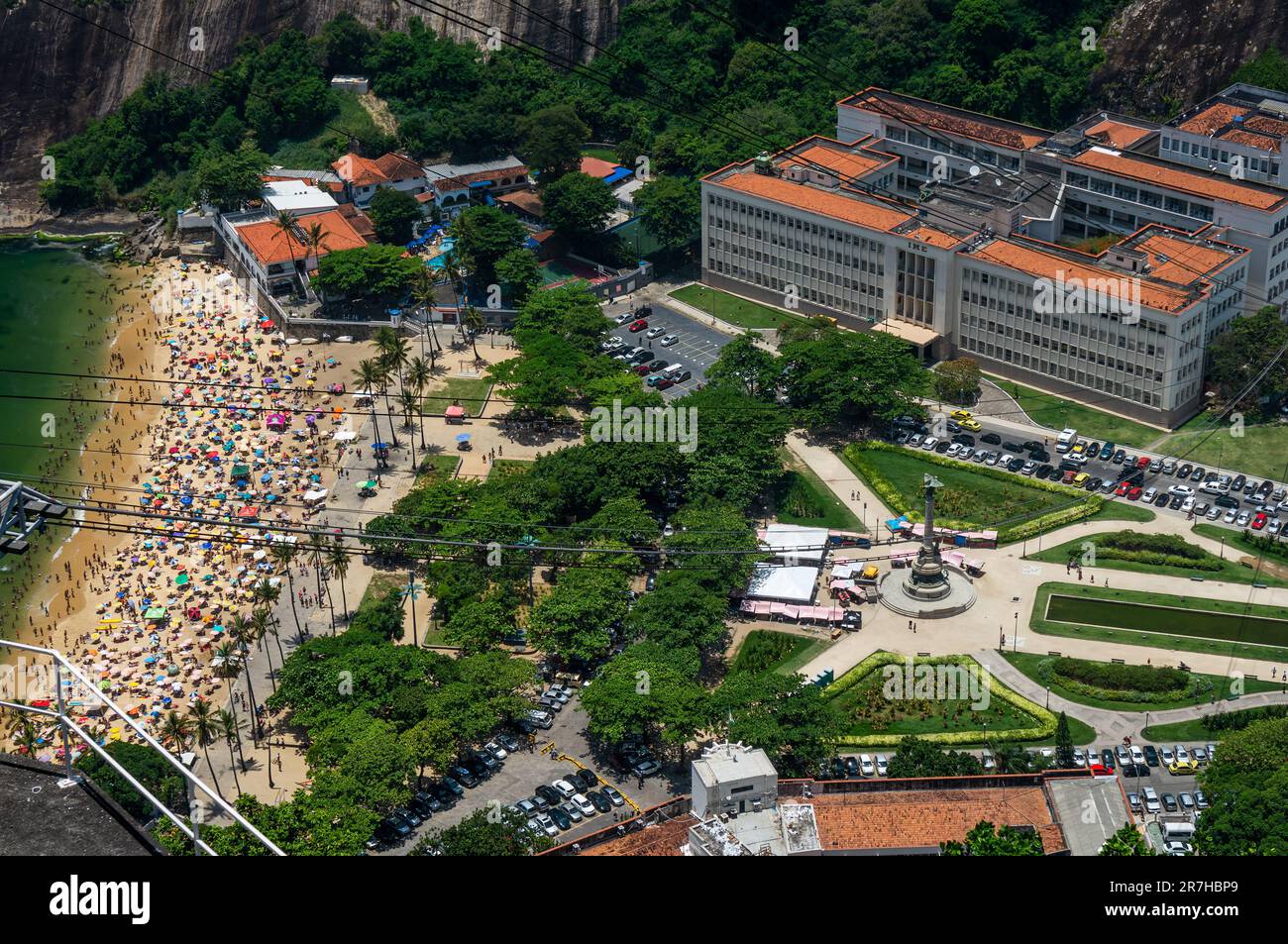 Vue aérienne de la place du général Tiburcio et du rivage de la plage de Praia Vermelha avec bâtiment de l'Institut militaire d'ingénierie à proximité en été ensoleillé Banque D'Images