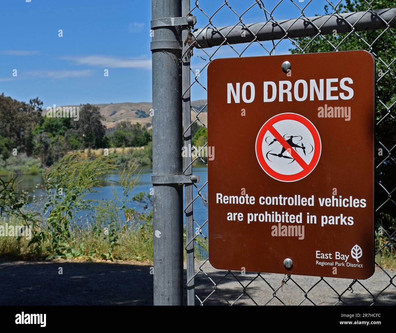 Pas de drones, les véhicules télécommandés sont interdits dans les parcs panneau à l'entrée de Quarry Lake Park, Californie Banque D'Images