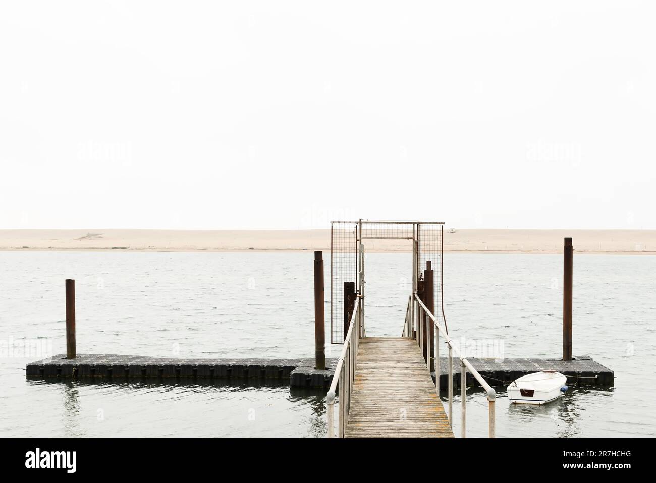 Petite jetée et bateau blanc Banque D'Images