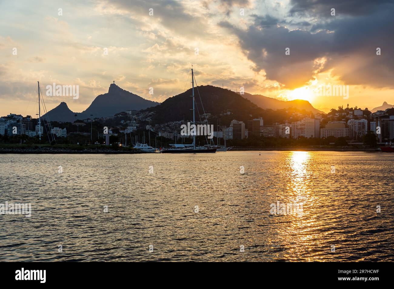 Vue panoramique sur le coucher du soleil depuis l'avenue Almirante Silvio de Noronha, près de l'aéroport Santos Dumont de la côte du district de Gloria sous le ciel de la fin de l'après-midi. Banque D'Images