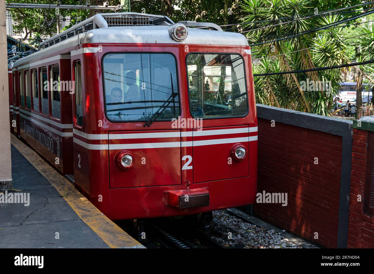 L'ancien rouge SLM BHE 2-4 Nº 2 de Corcovado rack Railway arrivant à la gare Cosme Velho pour les passagers embarquent avant de partir à Corcovado montagne. Banque D'Images