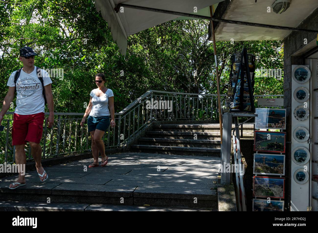 Vue partielle de l'escalier qui mène au sommet de la montagne Corcovado et à la statue du Christ Rédempteur près d'une boutique de souvenirs sous le soleil. Banque D'Images
